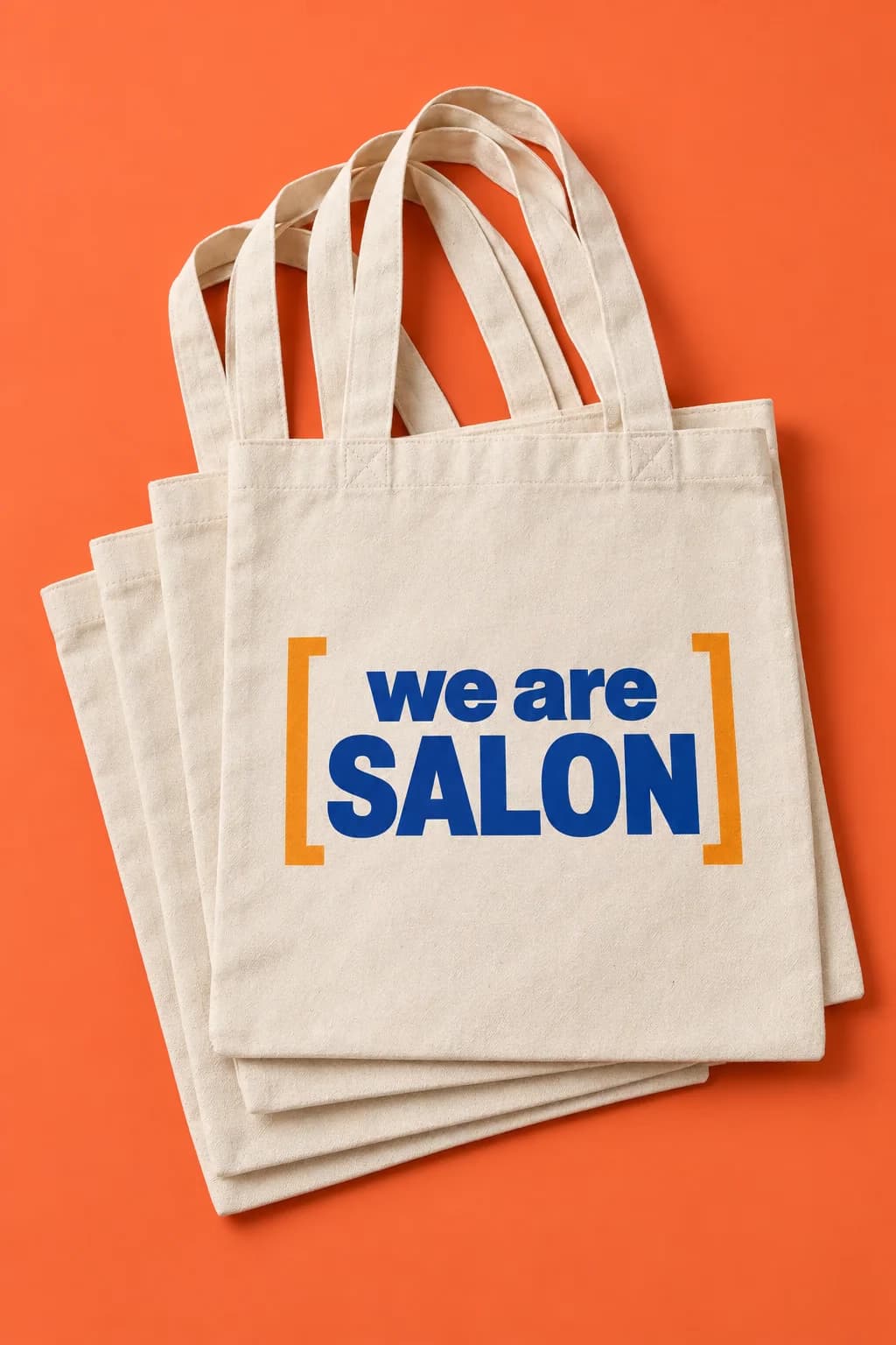 Tote bags en toile naturelle, imprimés en DTF du cadre « we are salon » en bleu et mandarine