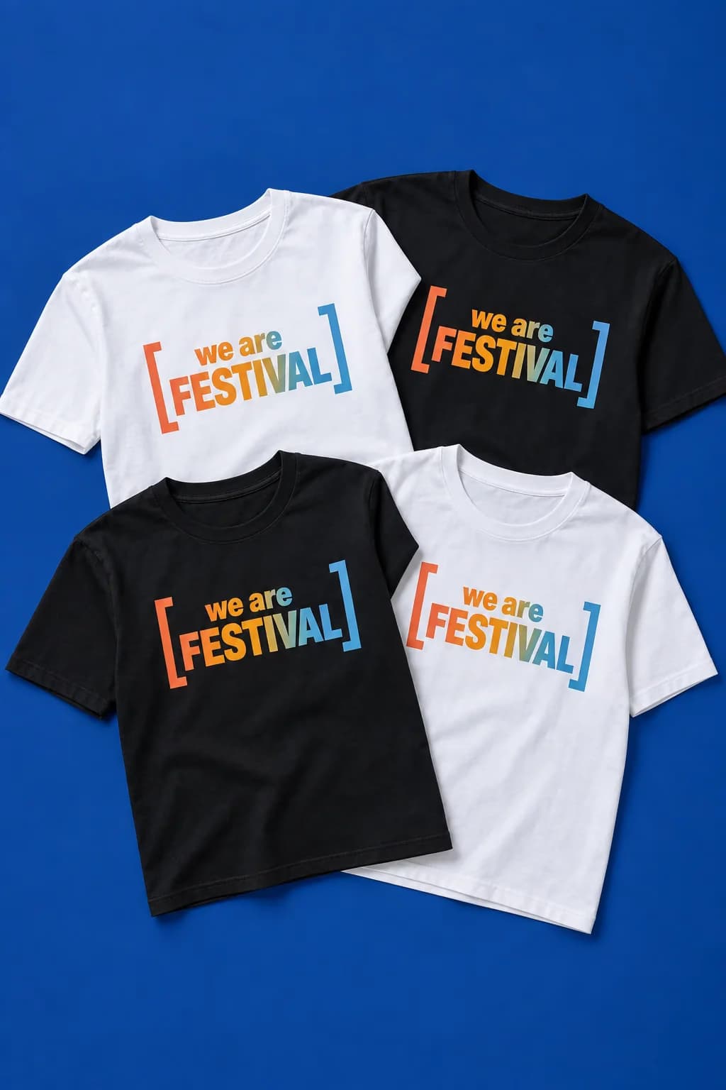 T-shirts blancs et noirs étalés, imprimés en DTF d'un grand cadre « we are festival » en dégradé orange et bleu