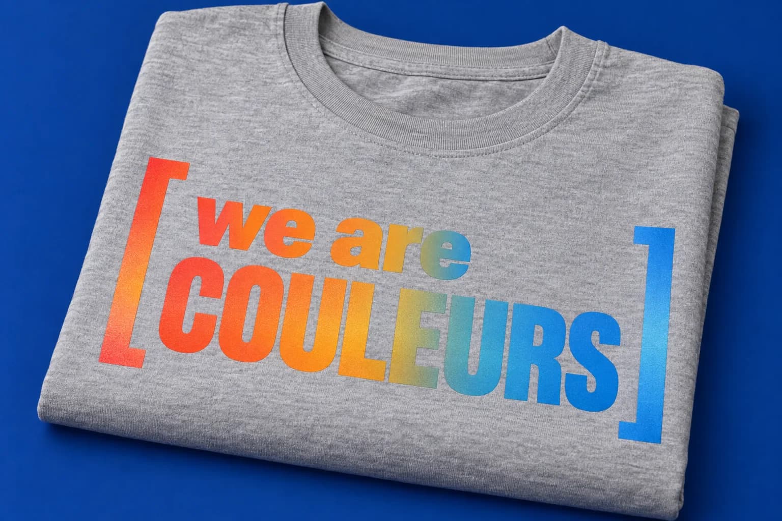 T-shirt gris chiné imprimé du cadre « we are couleurs » en dégradé orange, mandarine et bleu, sur fond outremer
